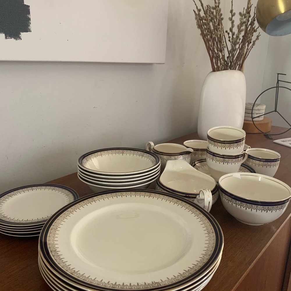 ALFRED MEAKIN - Bleu De Roi Vintage Ironware 28 Piece Dinnerware Set